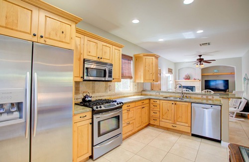 Lake Elsinore Casa | +Lake View House+ Walk to private sandy beach. Private lake access.