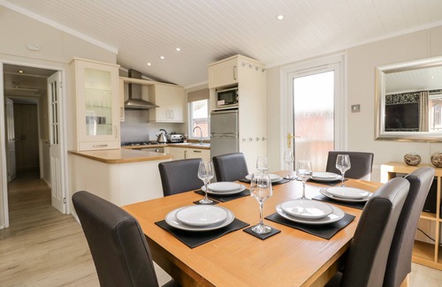 Troutbeck Bridge Cabaña | LAKE VIEW LODGE, pet friendly, with a garden in Windermere