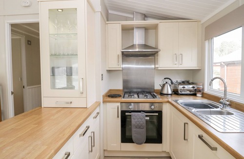 Troutbeck Bridge Cabaña | LAKE VIEW LODGE, pet friendly, with a garden in Windermere