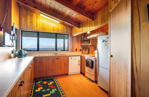 Pukawa Casa | Lake View Lodge - Taupo Holiday Home