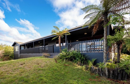 Pukawa Casa | Lake View Lodge - Taupo Holiday Home