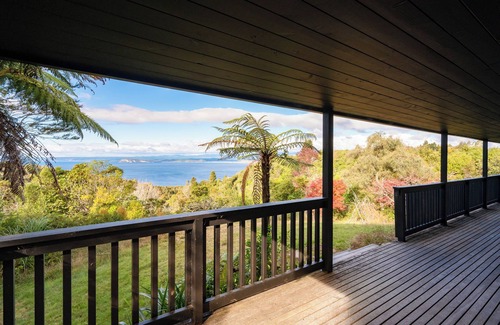 Pukawa Casa | Lake View Lodge - Taupo Holiday Home