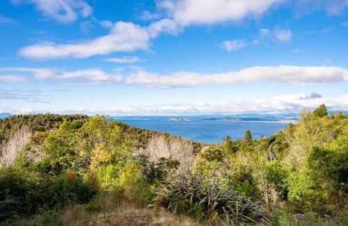 Pukawa Casa | Lake View Lodge - Taupo Holiday Home