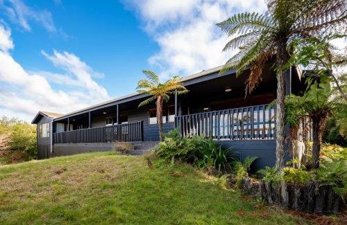 Pukawa Casa | Lake View Lodge - Taupo Holiday Home