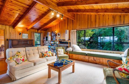 Pukawa Casa | Lake View Lodge - Taupo Holiday Home