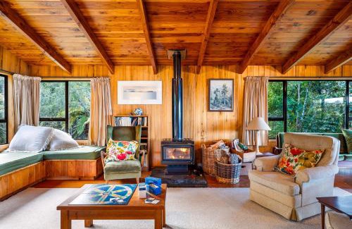 Pukawa Casa | Lake View Lodge - Taupo Holiday Home