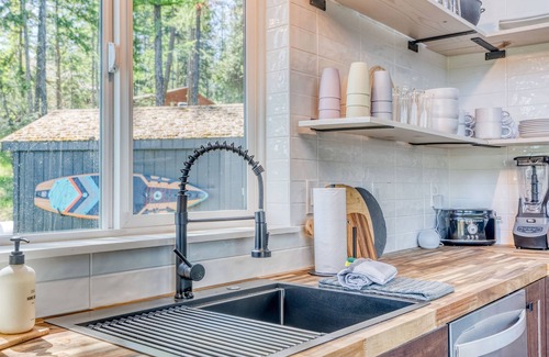 Lakeside Casa | Lake View Luxury - Paddle boards - Firepit - Fish, Hike, Ski. Montana Paradise!