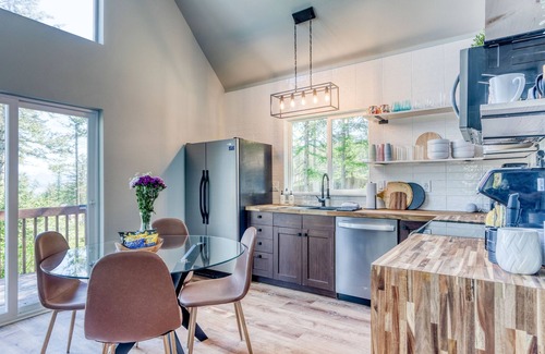 Lakeside Casa | Lake View Luxury - Paddle boards - Firepit - Fish, Hike, Ski. Montana Paradise!