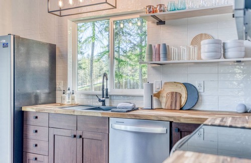 Lakeside Casa | Lake View Luxury - Paddle boards - Firepit - Fish, Hike, Ski. Montana Paradise!