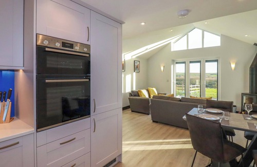 Newquay Cabaña | LAKE VIEW, pet friendly, luxury holiday cottage in Quintrell Downs