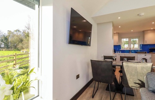 Newquay Cabaña | LAKE VIEW, pet friendly, luxury holiday cottage in Quintrell Downs