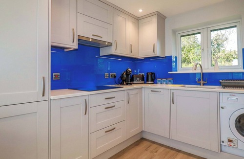 Newquay Cabaña | LAKE VIEW, pet friendly, luxury holiday cottage in Quintrell Downs