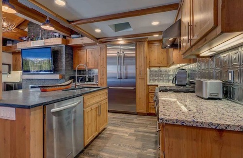 Tahoe Sierra Estates Condominio | Lakefront|Pool|Pier|Bouys|Pickleball|Walk to town