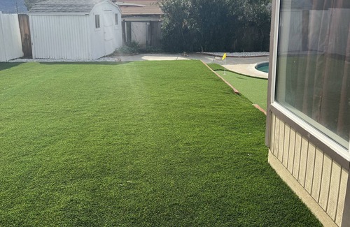 Lake Elsinore Casa | Lake view, pool, putting green