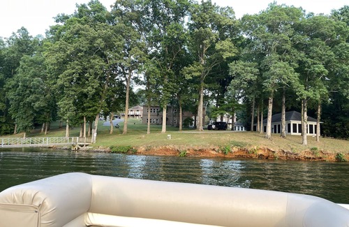 Winchester Casa | Lake View Prime Location, Community Dock w swim ladders, covered boat slip,
