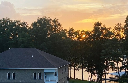 Winchester Casa | Lake View Prime Location, Community Dock w swim ladders, covered boat slip,