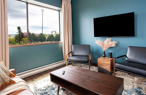 Downtown - Waterfront Apartamento | Lake View Queen Suite - Spectacular Views of Lake Superior