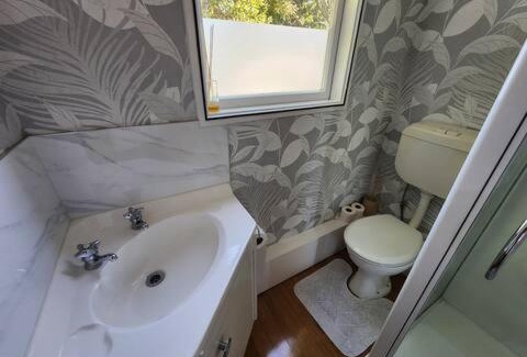 Ngongotaha Casa | Lake view room with bathroom