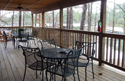 Mount Ida Cabaña | Lake view three bedroom, three bath Harbor North luxury cottage with private hot tub overlooking Lake Ouachita. by RedAwning