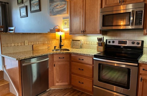 Gilford Condominio | Lake-view townhome at Samoset with pools, beach, WiFi, & AC