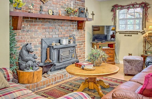 Walnut Mountain Casa | Lake-View Townhome with Decks, Screened Porch and Shared Tennis - Dogs OK