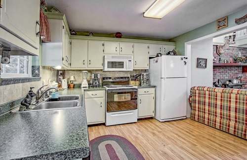 Walnut Mountain Casa | Lake-View Townhome with Decks, Screened Porch and Shared Tennis - Dogs OK