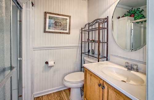 Walnut Mountain Casa | Lake-View Townhome with Decks, Screened Porch and Shared Tennis - Dogs OK
