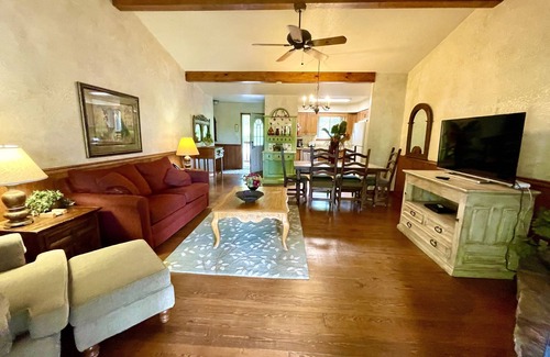 Mount Ida Cabaña | Lake view two bedroom, two bath log-sided cottage with private hot tub overlooking Lake Ouachita. by RedAwning