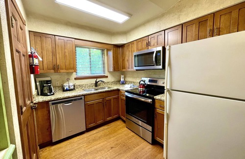 Mount Ida Cabaña | Lake view two bedroom, two bath log-sided cottage with private hot tub overlooking Lake Ouachita. by RedAwning