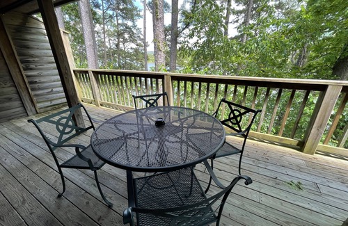Mount Ida Cabaña | Lake view two bedroom, two bath log-sided cottage with private hot tub overlooking Lake Ouachita. by RedAwning
