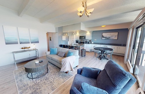 Dillon Condominio | Lake View! Updated Top Floor End Unit. Walk to Marina, Concerts, Parks