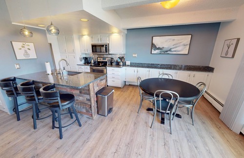 Dillon Condominio | Lake View! Updated Top Floor End Unit. Walk to Marina, Concerts, Parks