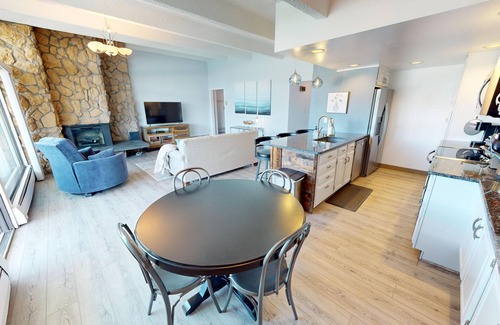 Dillon Condominio | Lake View! Updated Top Floor End Unit. Walk to Marina, Concerts, Parks