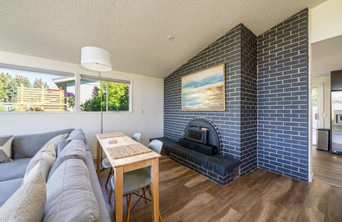 Manson Casa | Lake Chelan View Home con amplia terraza con vista, piscina privada y jacuzzi. Mascota amigable