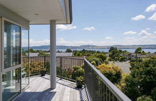 Richmond Heights Casa | Lake Views! 5min Drive to Town *No Service Fee*