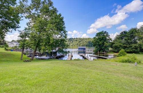 Ingles Casa | Lake Views and Private Dock Radford Retreat!