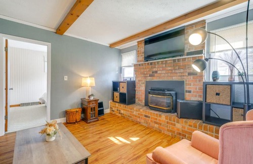 Ingles Casa | Lake Views and Private Dock Radford Retreat!