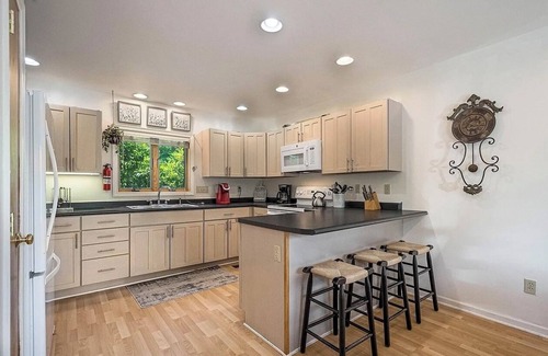 Mountainside Chalet De Esquí | Lake Views! HOT TUB! Central Location. Walk to Coffee, Eats, and Lake Rentals.