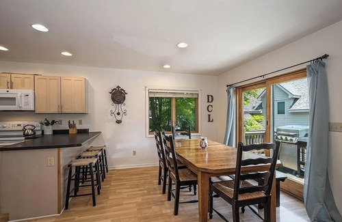 Mountainside Chalet De Esquí | Lake Views! HOT TUB! Central Location. Walk to Coffee, Eats, and Lake Rentals.