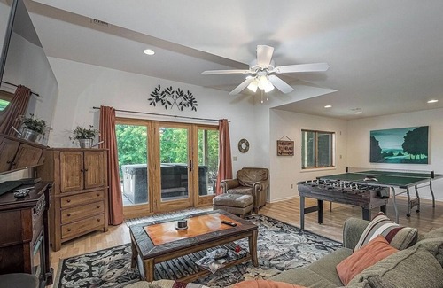 Mountainside Chalet De Esquí | Lake Views! HOT TUB! Central Location. Walk to Coffee, Eats, and Lake Rentals.