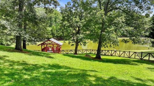 Morganton Casa | Lake Views Hot Tub Fire Pit 6bed