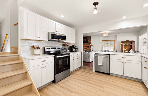 Watkins Glen Casa | ★Lake Views ★ Hot tub ★ King Beds ★ Mins to All