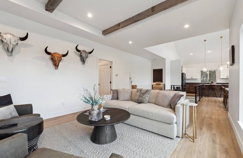 Lakeside Casa | Lake Views, Modern & Luxurious, Walk to Town