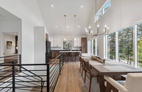 Lakeside Casa | Lake Views, Modern & Luxurious, Walk to Town