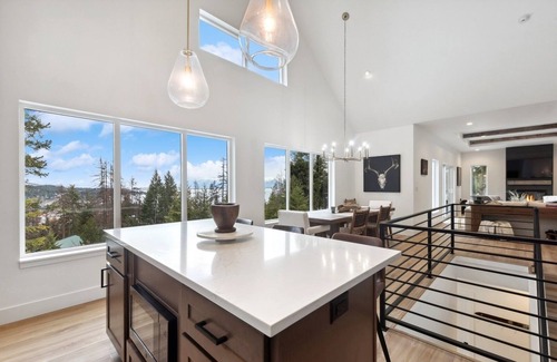 Lakeside Casa | Lake Views, Modern & Luxurious, Walk to Town