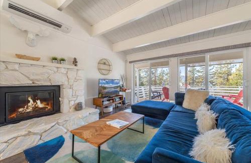 Kings Beach Casa | Lake Views, Pet-Friendly Cabin with Hot-Tub in King's Beach