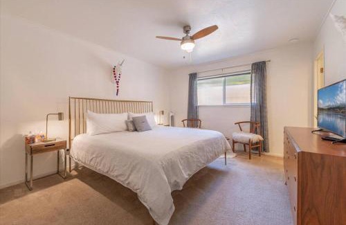 Kings Beach Casa | Lake Views, Pet-Friendly Cabin with Hot-Tub in King's Beach
