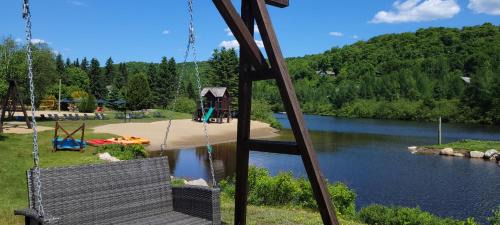 Saint-Faustin-Lac-Carre Chalet De Esquí | Lake views, spa, king bed, Golf Club amenities