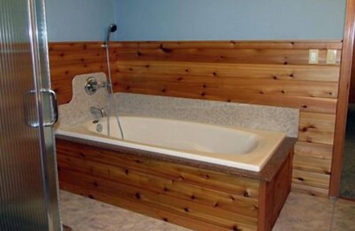 Kodiak Apartamento | Vista al lago con genuino resistente Alaska Ambiente!