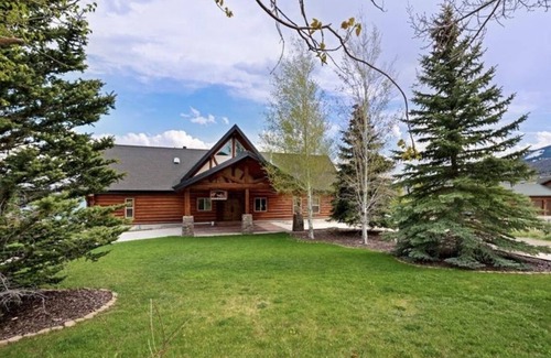 Fish Haven Cabina | Lake Vista Lodge hot tub, 6,500+ sq ft, sleeps 30+!!